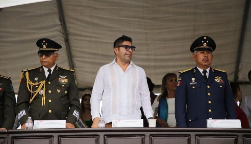 Encabeza alcalde Armando Ayala Robles el desfile cívico militar alusivo