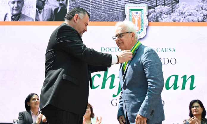 Doctor_Honoris_Causa_UABC_a_Mario_Schjenan01