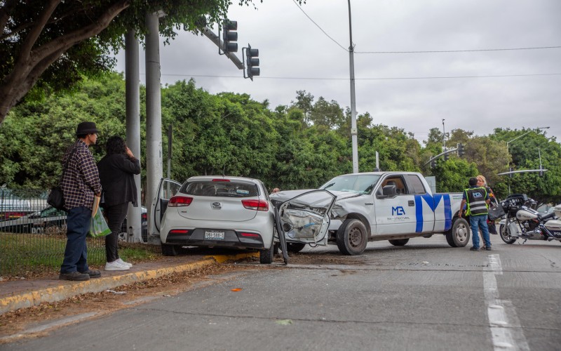 Se pasa semáforo en rojo y provoca choque en Zona Río - Diario Tijuana
