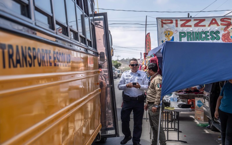 Madre salva a su hija de ser atropellada por un camión - Diario Tijuana