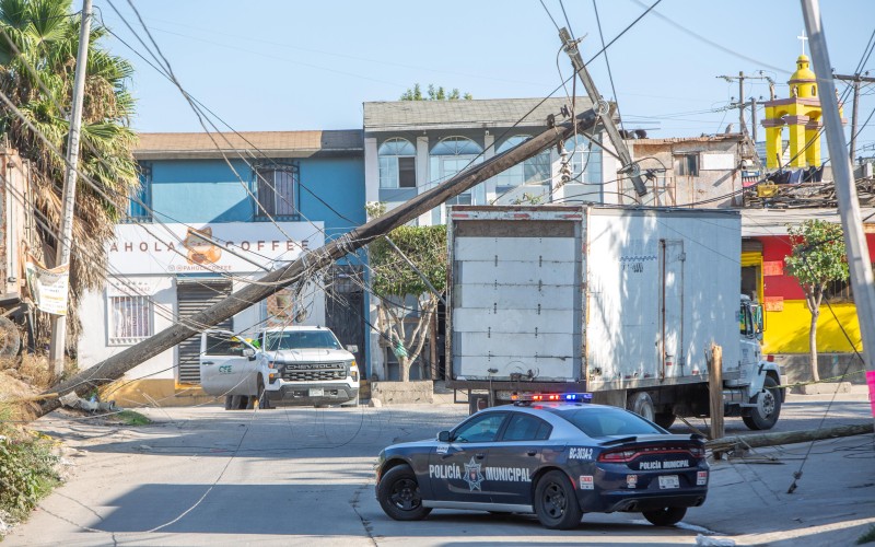 Camión derriba poste y deja sin luz a la colonia El Tecolote en Tijuana ...