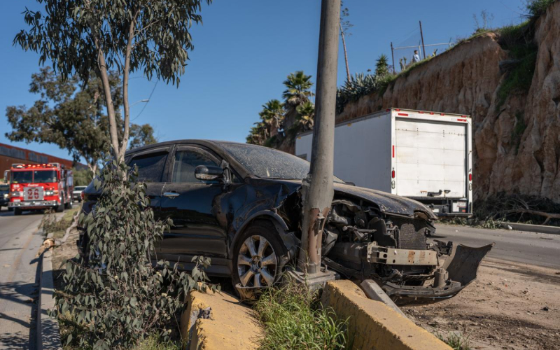 Choca contra un poste y huye del lugar - Diario Tijuana