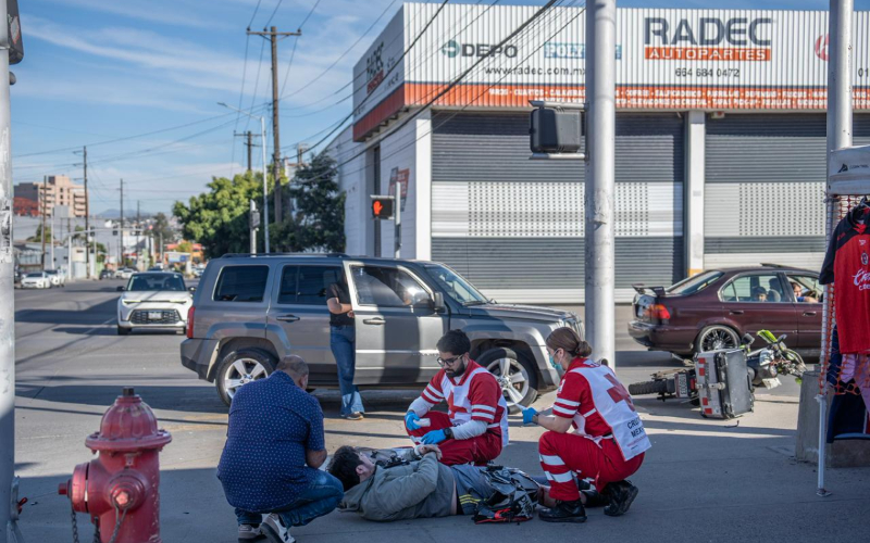 Fuerte choque entre auto y motocicleta deja un lesionado en la Zona ...