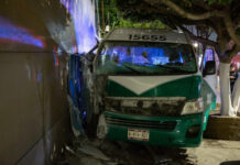 Taxi de ruta se impacta contra preparatoria en El Rubí; conductor no es localizado en el lugar