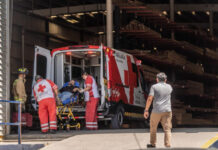 Cliente resulta lesionado tras caída de cubiertas de madera en negocio de Tijuana