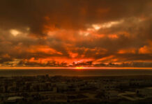 Entre nubes se despide el sol en Tijuana