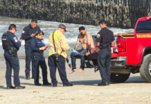Rescatan a hombre atrapado en el muro fronterizo en Playas de Tijuana