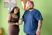 Pareja impulsa campaña “Sonrisas por tattoo” para apoyar a adultos mayores en Tijuana