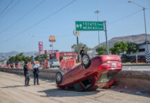 Volcadura en bulevar 2000, vehículo termina en obra de los carriles confinados