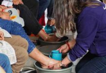 Realizan lavado de pies a migrantes en Tijuana durante Jueves Santo