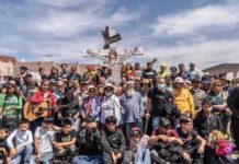 Personas en movilidad escenifican su camino en el Viacrucis Migrante 2026 en Tijuana