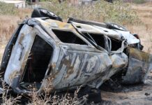 Camioneta vuelca y se incendia sobre la carretera escénica en Rosarito