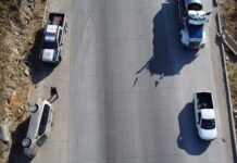 Mujer resulta lesionada tras volcadura en el bulevar 2000; conductor involucrado huyó
