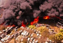 Incendio arrasa con yonke Federal de la zona de El Aguajito en Ensenada