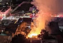 Incendio consume vivienda de la colonia Independencia; bomberos evitaron propagación a departamentos
