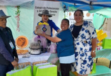 Celebran a las mamás llevando información legal, regalos y apoyo en colonias de Tijuana