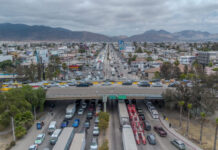 Colapsa Otay por filas de tráilers rumbo a Estados Unidos; tráfico alcanza el Aeropuerto