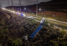 Tractocamión de doble remolque cae a ladera sobre bulevar Limón Padilla; chofer resulta ileso