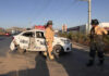 Taxi libre se impacta contra poste en bulevar 2000; dos personas resultan lesionadas