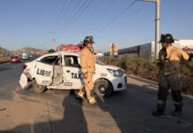 Taxi libre se impacta contra poste en bulevar 2000; dos personas resultan lesionadas