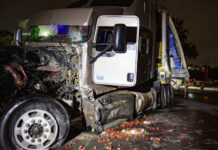 Tráiler pierde el control bajo la lluvia y se impacta en Rosas Magallón durante la madrugada; hay dos lesionados
