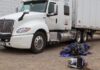 Mala maniobra de tráiler provoca choque con motociclista en el entronque al bulevar 2000