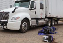 Mala maniobra de tráiler provoca choque con motociclista en el entronque al bulevar 2000