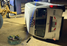 Abandonan taxi de ruta volcado sobre el Bulevar 2000