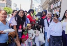 Desde la Zona Centro de Tijuana, migrante oaxaqueña brinda comida y apoyo a madres en movilidad