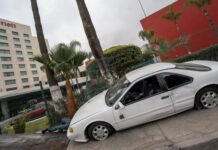 Se queda sin frenos en el bulevar Agua Caliente y termina impactando contra una cerca